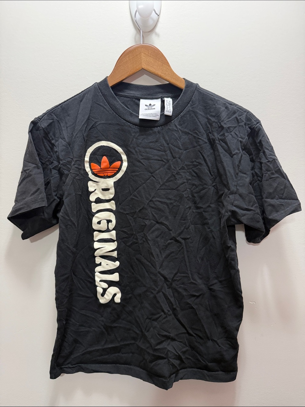 adidas Women Originals Black Tee with Orange Trefoil Size Small 24x20